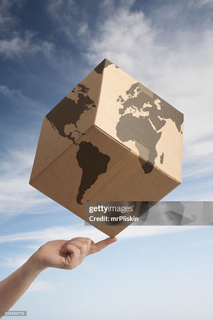 Bilanciamento mondo commercio scatola di cartone e mappa del mondo