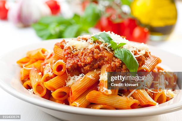 penne boloñesa - pasta fotografías e imágenes de stock