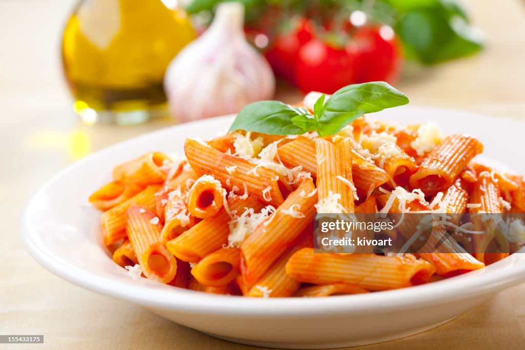 Penne, la tomate et au basilic