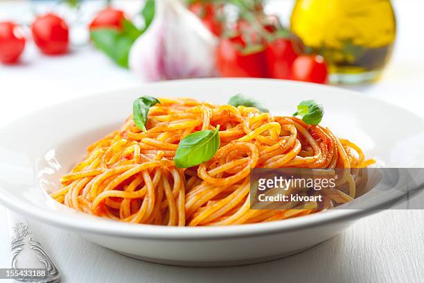 spaghetti, tomaten und basilikum - tomatensoße stock-fotos und bilder