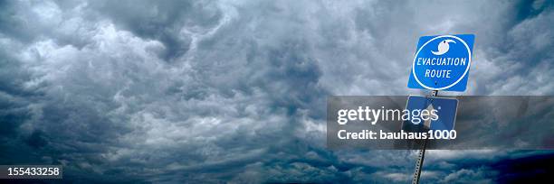 furacão evacuação estrada sinal de estrada - assistência em catástrofes imagens e fotografias de stock