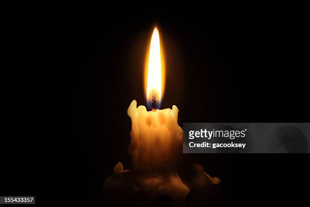 helle gewachstem kerze abbrennt - candel stock-fotos und bilder
