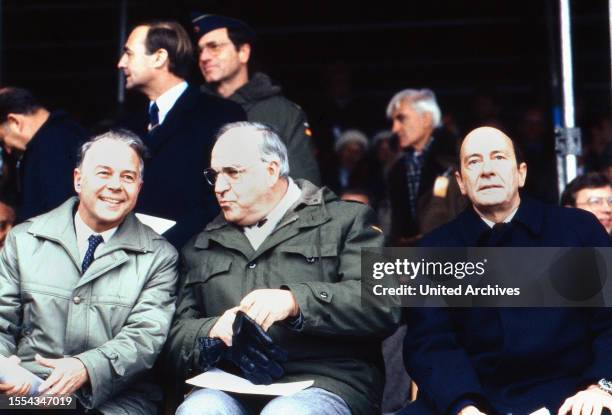 Bundeskanzler Helmut Kohl zwischen Verteidigungsminister Manfred Wörner und Niedersachsens Ministerpräsident Ernst Albrecht beim Festakt zum Jubiläum...