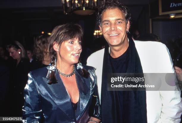 Christian Kohlund, Schweizer Schauspieler, mit seiner dritten Ehefrau, Sängerin Elke Best, Deutschland um 1988.