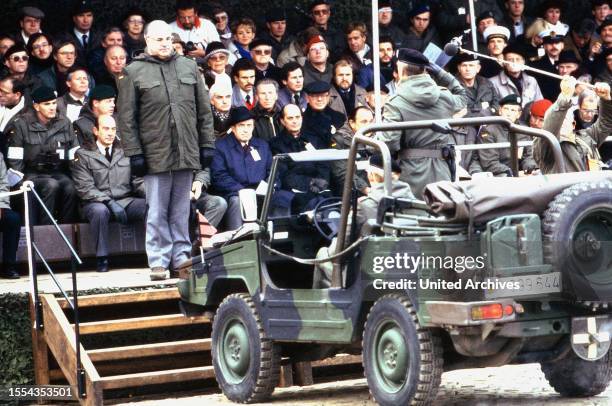 Bundeskanzler Helmut Kohl bekommt Meldung gemacht beim Festakt zum Jubiläum "30 Jahre Bundeswehr" beim Panzerbataillon 14 in der Fritsch-Kaserne in...