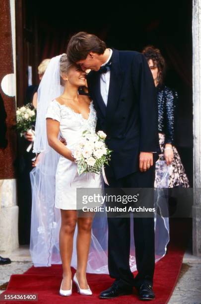 Michael Stich, deutscher Tennisspieler, bei seiner kirchlichen Hochzeit mit Schauspielerin Jessica Stockmann, Deutschland 1992.