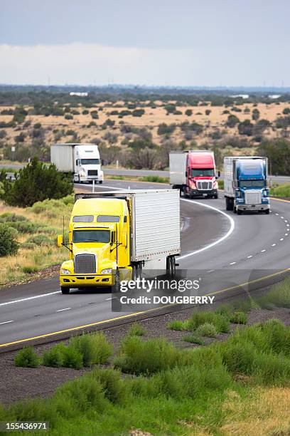 industria del transporte de mercancía por carretera - convoy fotografías e imágenes de stock