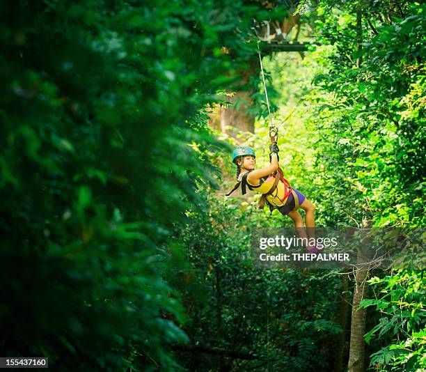 kleines mädchen auf einer baldachin-tour von costa rica - zip line stock-fotos und bilder