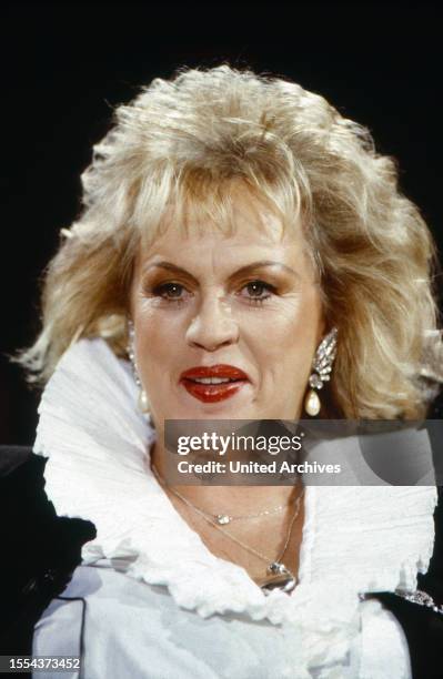 Barbara Valentin, österreichische Schauspielerin, als Gast in einer Talkshow, Deutschland um 1991.