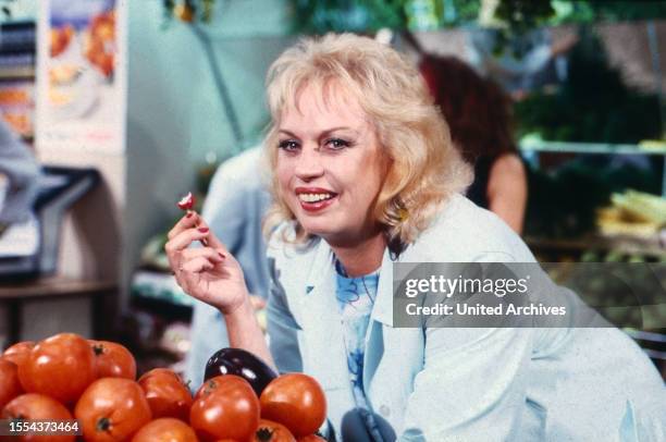 Barbara Valentin, österreichische Schauspielerin, in der Obst- und Gemüseabteilung eines Supermarkts, Deutschland um 1989.