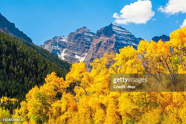 maroon bells mountain peaks & aspen trees in autumn color - white river national forest stock pictures, royalty-free photos & images