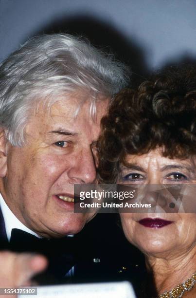 Sir Peter Ustinov, britischer Schauspieler, Schriftsteller und Regisseur, mit Ehefrau Helene du Lau d'Allemans, Deutschland um 1990.