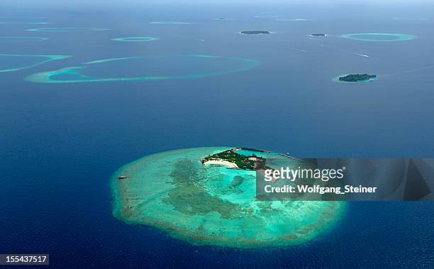 wunderschönen inseln der malediven - ari atoll stock-fotos und bilder