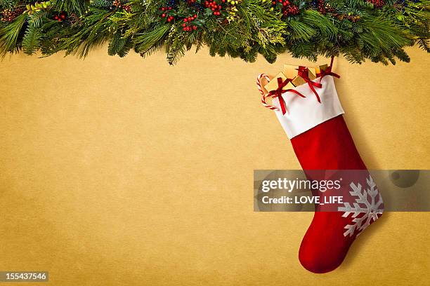 christmas stocking and garland - kousen stockfoto's en -beelden
