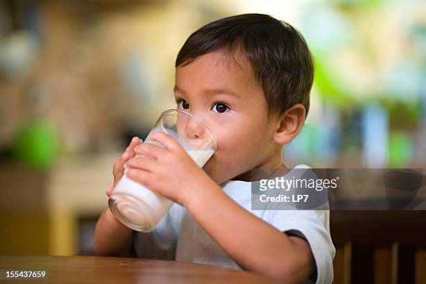 bambino bere latte - drinking milk foto e immagini stock