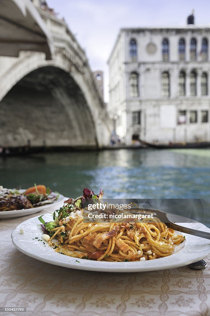 Spaghetti an der Rialto-Brücke, Venedig.