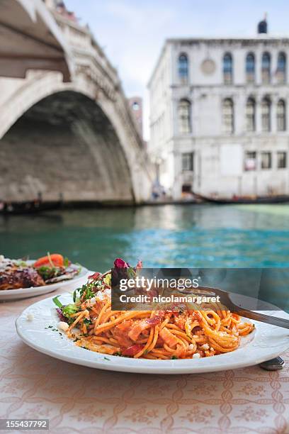 spaghetti en el rialto bridge, venice. - pasta fotografías e imágenes de stock