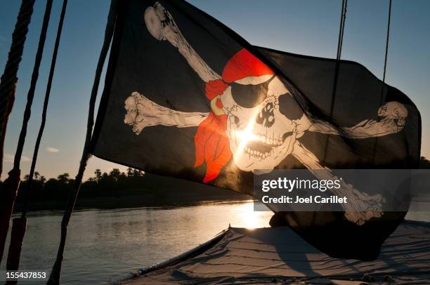 drapeau de pirate au lever du soleil - pirate flag photos et images de collection