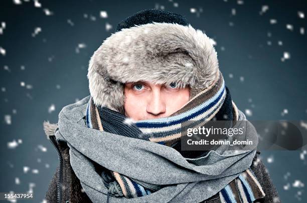 herméticamente tarjeta hombre en ropa de invierno, chal, tapa de piel - manojo fotografías e imágenes de stock