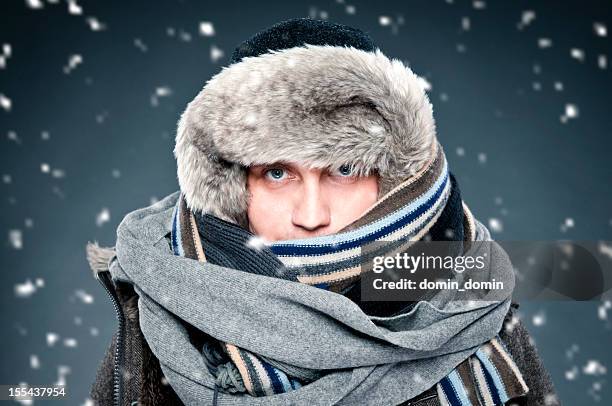 homme ajuste bien comprises dans des vêtements d'hiver, col châle, un bonnet en fourrure - fagot photos et images de collection
