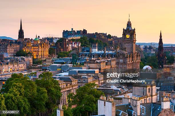 edinburgh cityscape, scotland - edinburgh scotland stockfoto's en -beelden