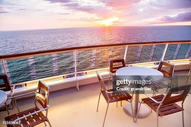 tisch und stühle auf einem schiff - cruise deck stock-fotos und bilder