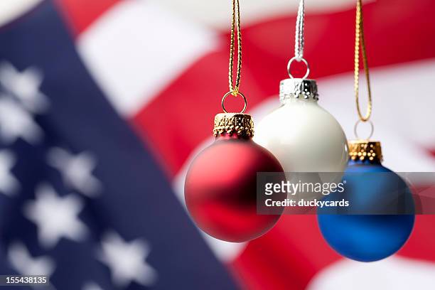 patriotische weihnachtsornamente und usa-flagge - christmas still life stock-fotos und bilder
