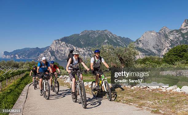 mountainbike diversão no lago de garda, itália - lago di garda - fotografias e filmes do acervo