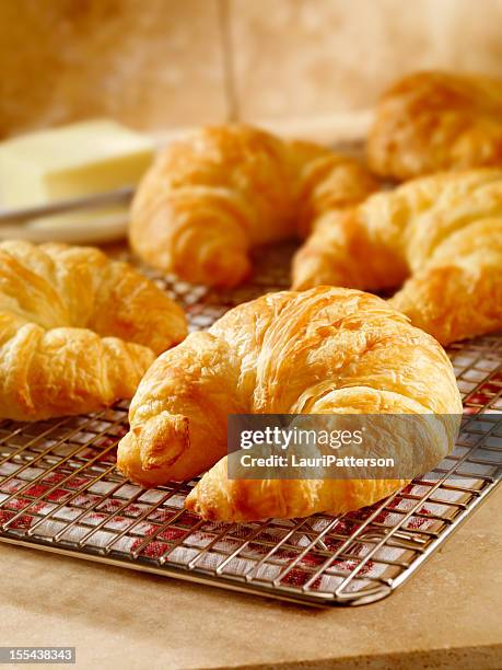 croissants on cooling rack - kyltråg bildbanksfoton och bilder