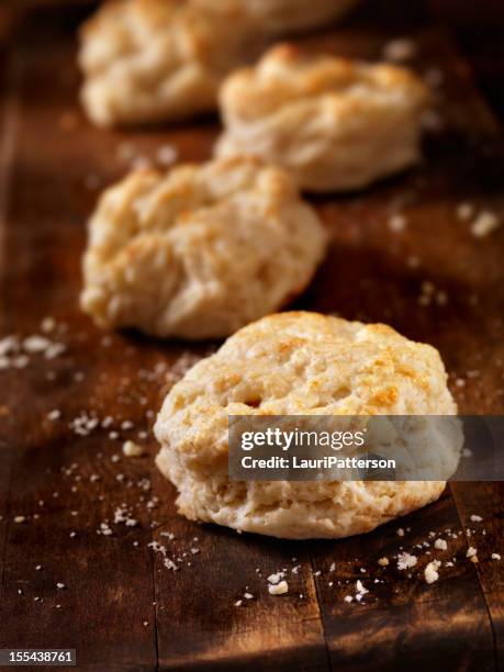 hausgemachte buttermilch biscuits - buttermilch stock-fotos und bilder