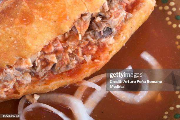 torta ahogada, mexikanische spezialitäten - cremetorte stock-fotos und bilder