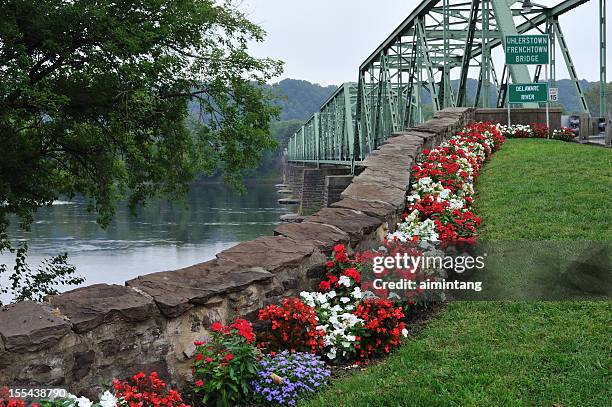 ponte sul fiume delaware - fiume delaware foto e immagini stock