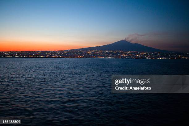 monte etna di notte, catania, italia - etna foto e immagini stock