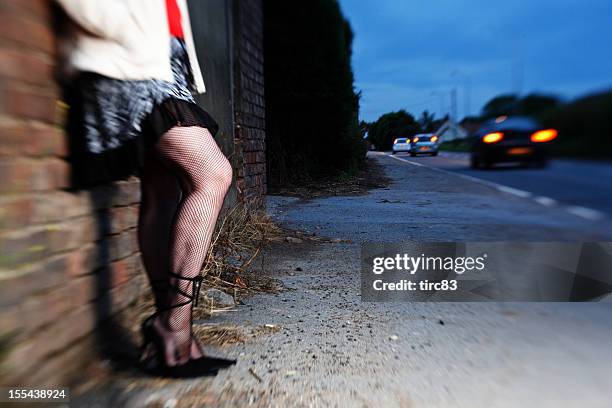 street la prostitución concepto - mujer seductora fotografías e imágenes de stock