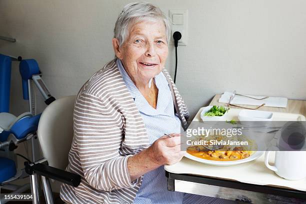senior patient krankenhaus essen - eine seniorin allein stock-fotos und bilder