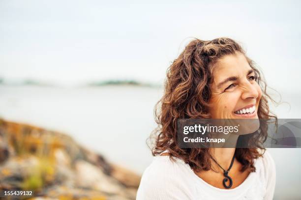 hermosa mujer madura - mujeres de mediana edad fotografías e imágenes de stock