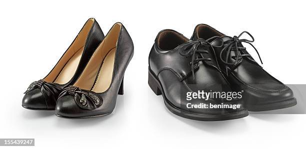 zapatos para hombre y mujer - zapato de cuero fotografías e imágenes de stock