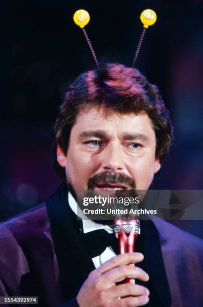 Jürgen von der Lippe, deutscher Entertainer, Musiker, Moderator und Schauspieler, mit Fühlerhaarreif, Deutschland um 1992.