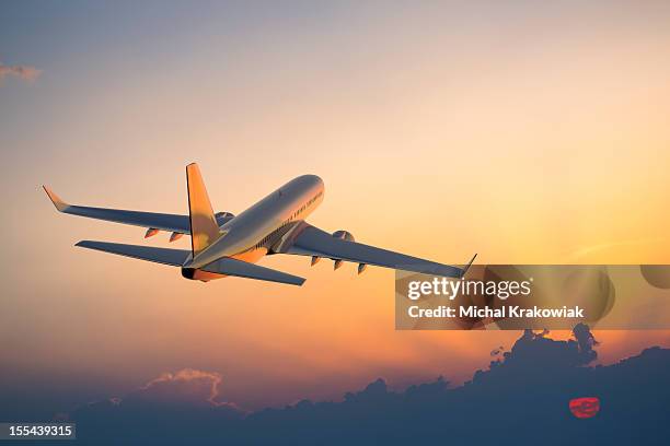 avión de pasajeros volando sobre nubes durante la puesta del sol - viajes fotografías e imágenes de stock