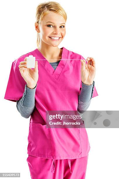 fröhlich junger dental hygienist in pink peelings - sprechstundenhilfe stock-fotos und bilder