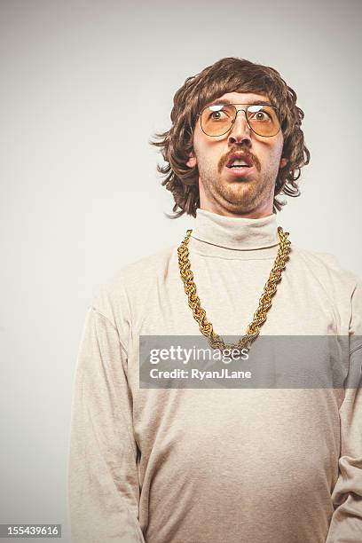 afraid retro seventies man - gold chain stockfoto's en -beelden