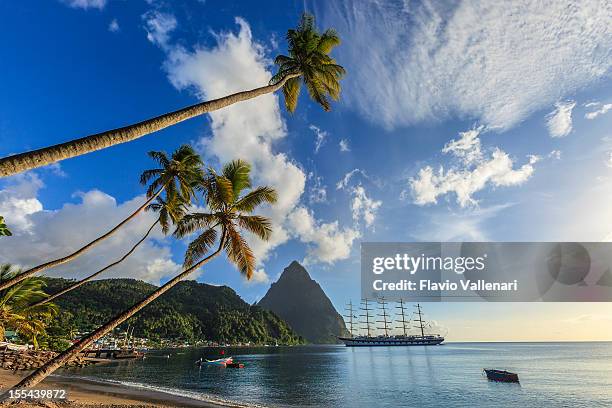 soufrière bay, saint lucia - pitons stock-fotos und bilder