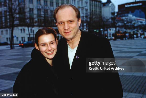 Annett Renneberg und Ulrich Tukur beim Fototermin in Hamburg, beide spielen im Fernsehfilm: Das Böse, 1998.