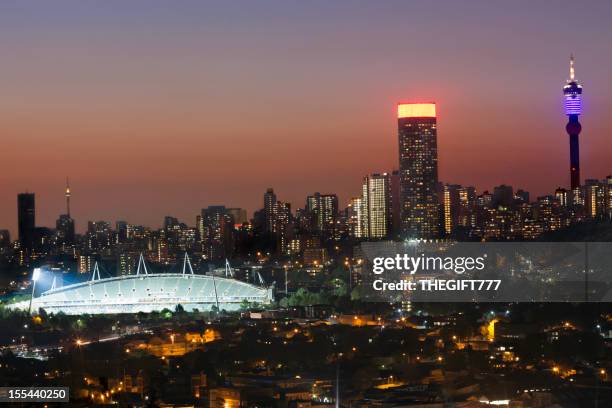 joanesburgo cidade à noite e stadium - joanesburgo imagens e fotografias de stock