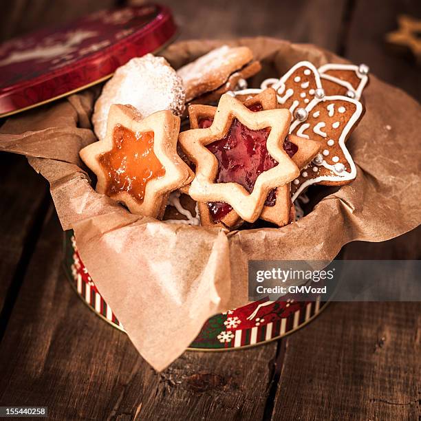 die urlaub weihnachten kekse und gebäck - biscuit tin stock-fotos und bilder