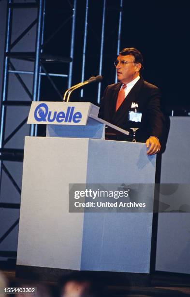 Dr. Klaus Mangold, deutscher Manager, Vorstandsvorsitzender der Quelle Schickedanz AG, hier bei einer Ansprache, Deutschland, 1991.