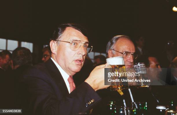Dr. Klaus Mangold, Vorstandsvorsitzender der Quelle Schickedanz AG trinkt ein Bier mit Bundeskanzler Helmut Kohl, Deutschland, circa 1991.