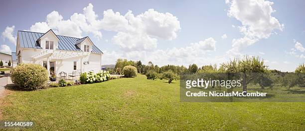 distretti amministrativi orientali frutteto con piccola casa - scena rurale foto e immagini stock