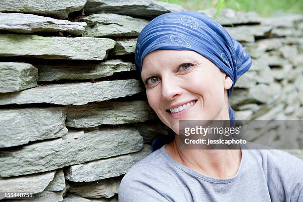 femme souriante avec le cancer - femme foulard photos et images de collection