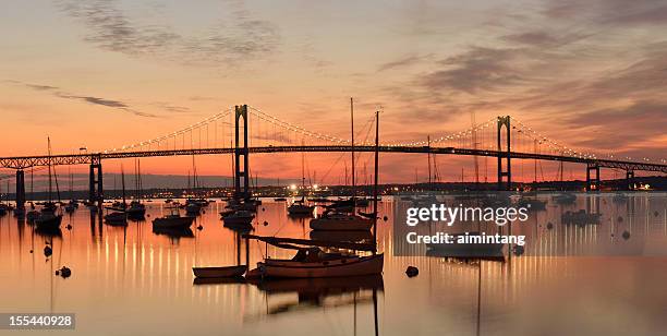 newport bridge at sunrise - newport rhode island 個照片及圖片檔